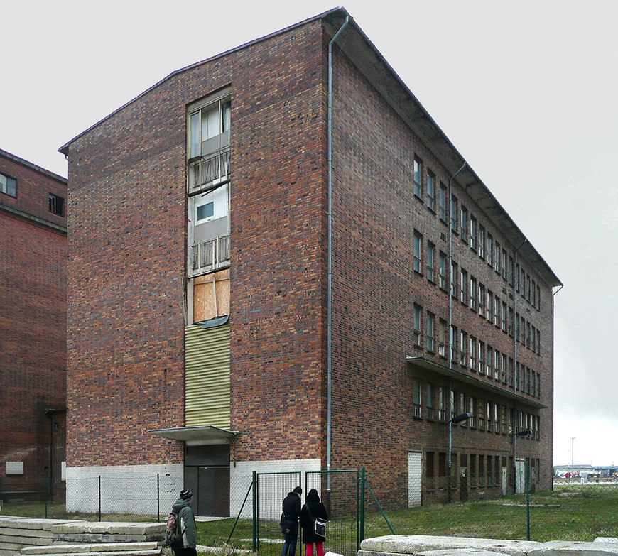 Abb. 8. Wismar, Lkr. Nordwestmecklenburg, Alter Hafen, Werkstatt- und Sozialgebäude von Süden, 2011. 
