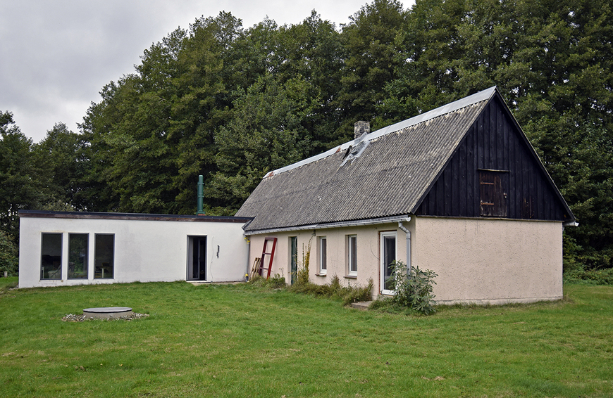 Abb. 2. Speck, Lkr. Mecklenburgische Seenplatte, Fischerhaus mit Anbau (kein Denkmal) von Osten, 2020. 