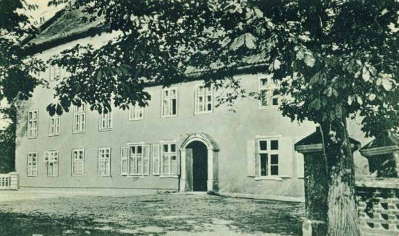 Abb. 1: Sommerfeld, Lkr. Nordvorpommern, Gartenweg 7, Gutshaus (historische Postkarte, LAKD/AD, Fotosammlung) 