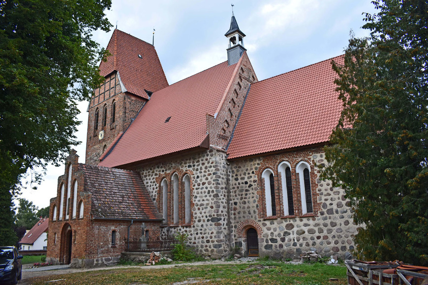 Abb. 1: Recknitz, Lkr. Rostock. Dorfkirche, Blick nach Nordwesten. 
