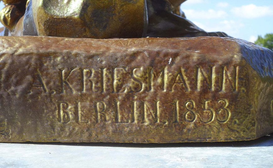 Abb. 2. Landeshauptstadt Schwerin, Burggarten, "Herakles, den kretischen Stier bändigend", Signatur auf der Plinthe 