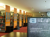oberer Freihandbereich der Landesbibliothek mit Nutzer-PC im Vordergrund; Foto: V. Ruppel