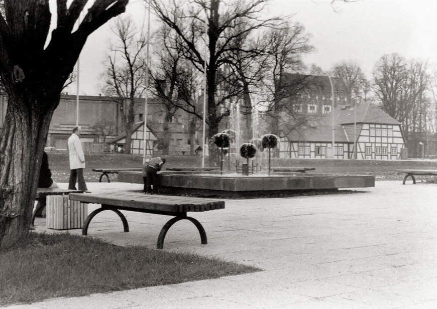 Abb. 1. Neubrandenburg, Kulturpark, Bänke und Wasserspiele im Eingangsbereich (Foto: H. Krebber, um 1980).