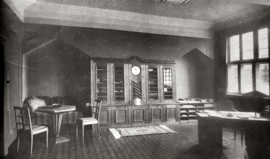 Abb. 22. Städtische Gewerbeschule Rostock, Büro des Direktors. Neue Baukunst, Sonderdruck, Berlin 1927. 