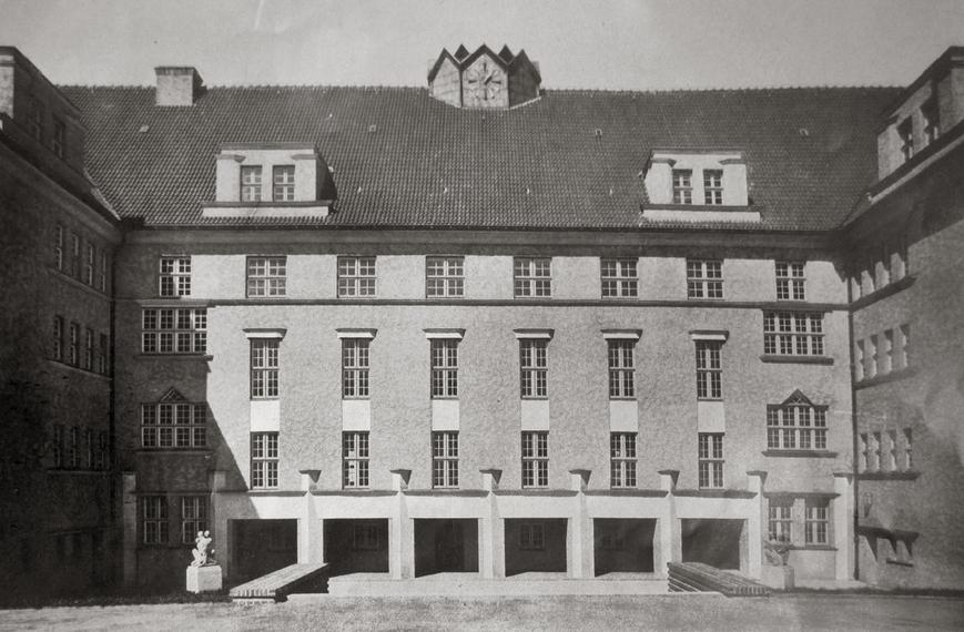 Abb. 14. Städtische Gewerbeschule Rostock, Arkadengang im Innenhof. Neue Baukunst, Sonderdruck, Berlin 1927. 