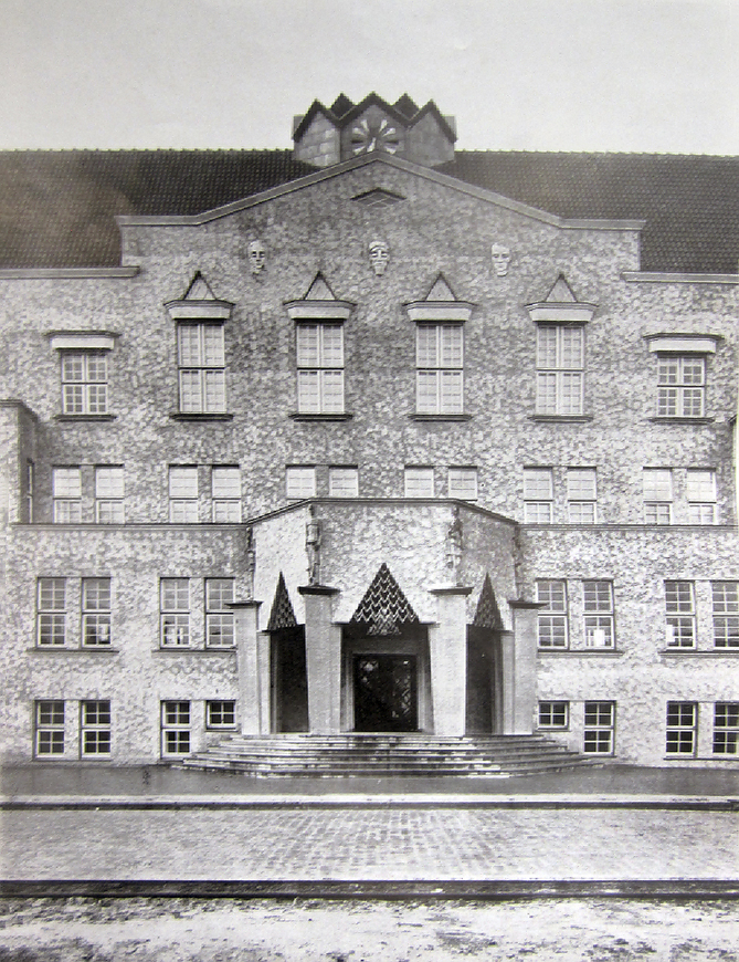 Abb. 8. Städtische Gewerbeschule Rostock, Ansicht des mittleren Teils der Straßenfassade. Der Neubau, 9. Jg., Heft 11, Berlin 1927. 