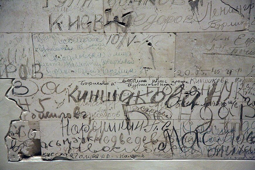 Abb. 14. Berlin, Reichstag, Inschriften/Graffiti sowjetischer Soldaten von 1945 