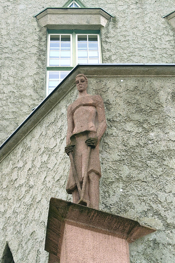 Abb. 10. Hansestadt Rostock, Parkstraße 6, ehem. Städtische Gewerbeschule, allegorische Figur „Eisen“. 