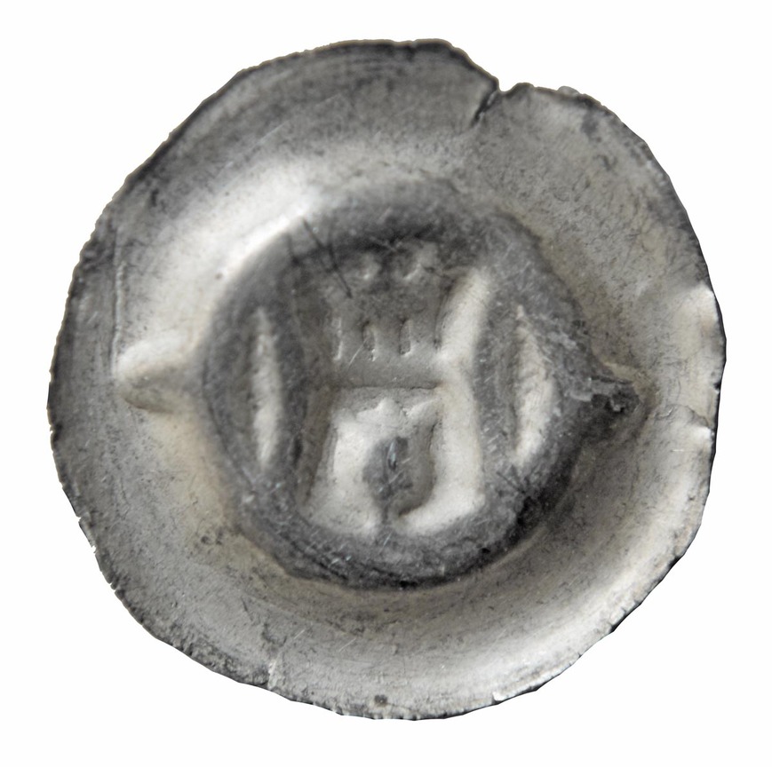 Abb. 10: Wustrow, Lkr. Mecklenburgische Seenplatte. Nachprägung eines Hamburger Tor-Hohlpfennigs (Durchmesser 16,9 mm). 