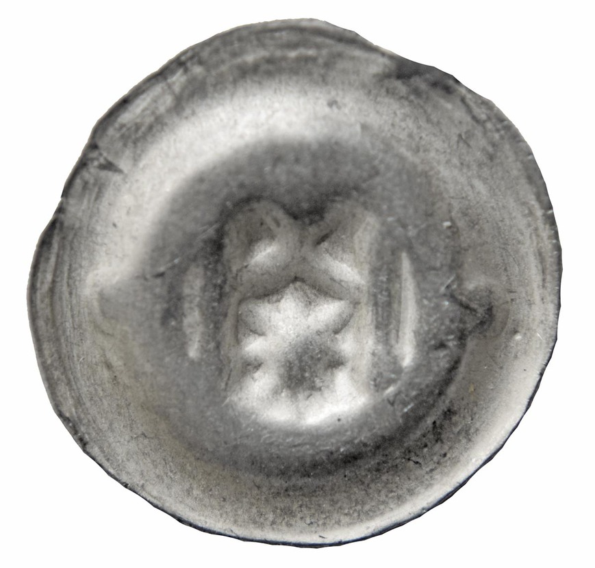 Abb. 8: Wustrow, Lkr. Mecklenburgische Seenplatte. Tor-Hohlpfennig aus Hamburg (Durchmesser 17,2 mm). 