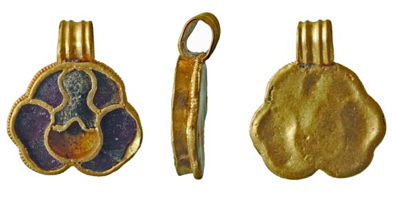 Abb. 1: Kittendorf, Lkr. Mecklenburgische Seenplatte. Der cloisonnierte (in Zellen aufgeteilte) Anhänger. Die blasige Füllung der mittleren Zelle deutet an, dass es sich statt der üblichen Almandineinlagen um Glas handeln könnte.