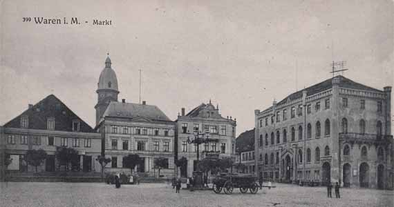 Abb. 1: Der Markt in Waren, nach 1900, an der rechten Seite das Rathaus