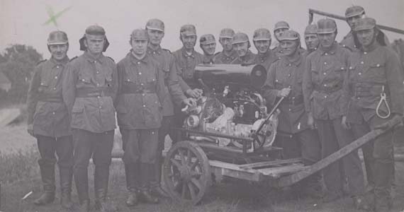 Abb.: Freiwillige Feuerwehr Eldena mit Löschwasserpumpe auf Handkarren, ca. 1929