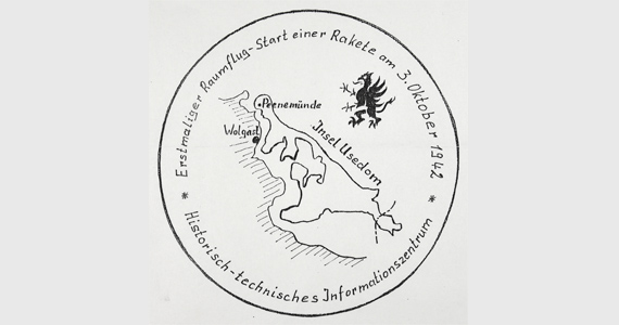 Abb. 1: Entwurf einer Medaille zum ersten Raketenstart in Peenemünde am 3. Oktober 1942. Die Vorderseite zeigt die Insel Usedom, wobei die Städte Peenemünde und Wolgast (Kreisstadt des Landkreises) markiert sind. Darüber der Greif, das pommersche Wappentier (Interner Link: Archivalie des Monats Oktober 2024: Mit bestem Dank zum Tag der Deutschen Einheit. Ein Geschenk des Mecklenburger Münzkontors)