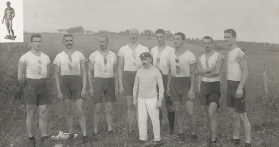 Die siegreiche Mannschaft des Berliner Ruderklubs „Hellas“ bei der Regatta auf dem Medeweger See am 24. Juli 1910 (Interner Link: Archivalie des Monats Juli 2024)