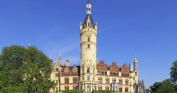 Abb. 02. Landeshauptstadt Schwerin, Schloss und Orangerie im Burggarten, 2010. (Interner Link: Denkmal des Monats September 2024: Das Residenzensemble Schwerin – seit dem 27. Juli 2024 UNESCO-Welterbe)