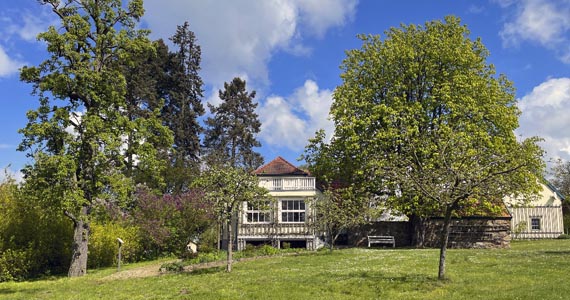 Abb. 10. Sommerveranda mit dem darüber liegenden Balkon als neu geschaffene Verbindung zwischen dem Wohnhaus, dem Garten und der Umgebung
